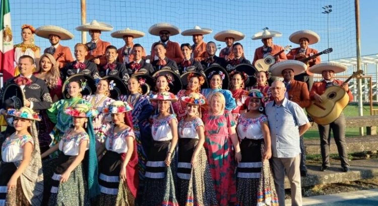Compañía de danza folclórica zacatecana representa a México.