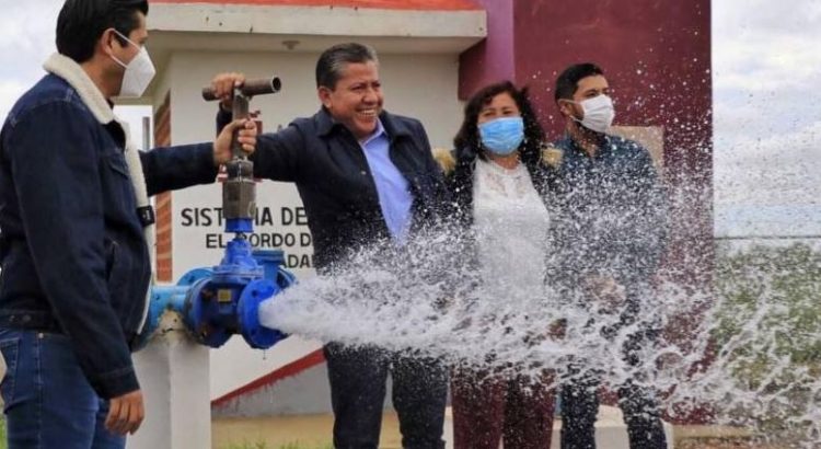 Gobernador asegura atender problema del agua