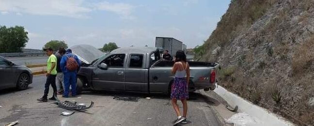 Zacatecanos sufren accidente automovilístico.