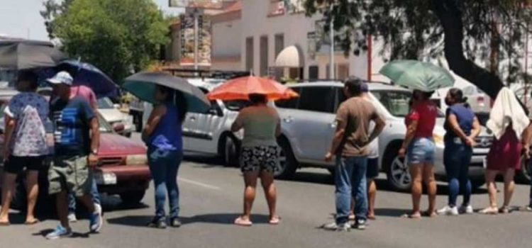 Bloquean avenidas en Monterrey