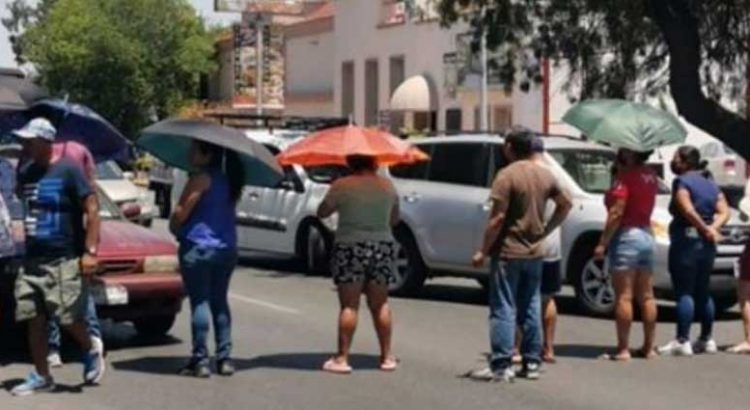 Bloquean avenidas en Monterrey