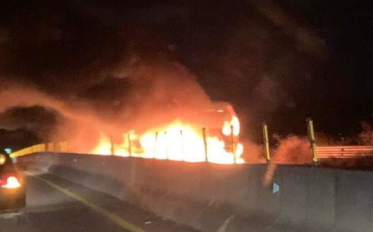 Bloquean carreteras e incendian vehículos por intento de fuga en penal Bloquean carreteras e incendian vehículos por intento de fuga en penal