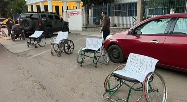 Colocaron sillas de ruedas en cajones de estacionamiento