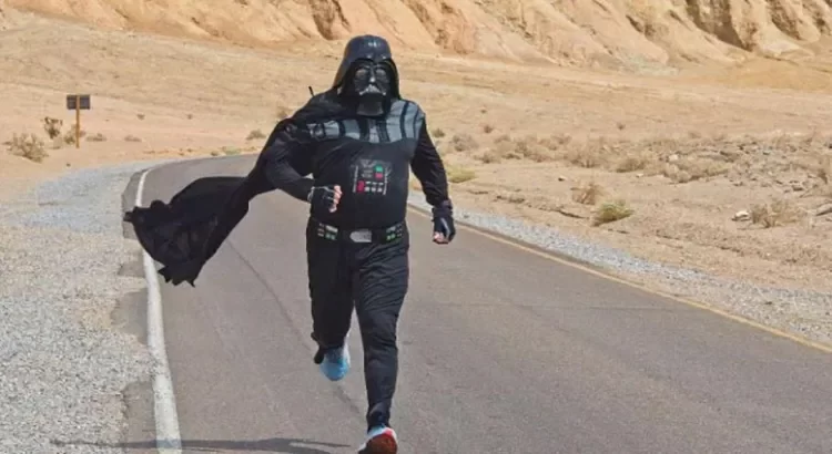 Vestido como Darth Vader corrió por el Valle de la Muerte