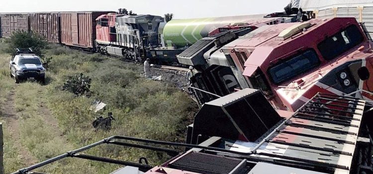 Chocan locomotoras; mueren dos trabajadores de Ferromex