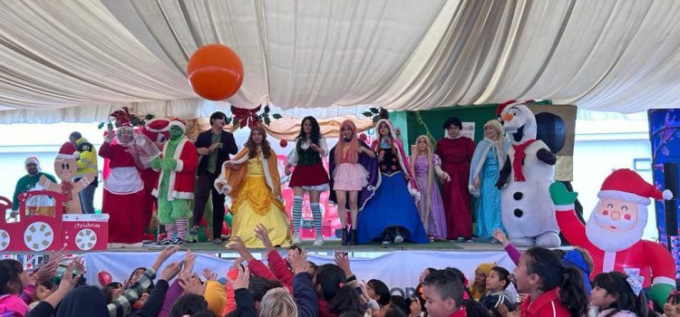 Celebran ‘Una Navidad en Camino Rojo’ Celebran ‘Una Navidad en Camino Rojo’