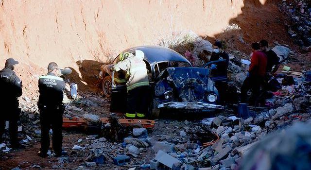 Cae con su auto a un arroyo y muere