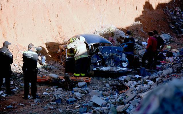 Cae con su auto a un arroyo y muere