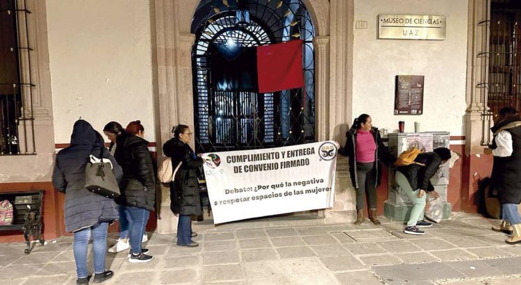 Mujeres toman la rectoría
