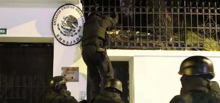 Irrumpen policías en la embajada de México en Ecuador