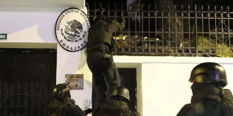 Irrumpen policías en la embajada de México en Ecuador