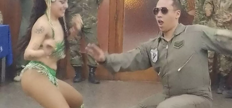 Fiesta en el cuartel: una celebración del Día del Padre que dejó a la Fuerza Aérea Argentina sin aliento Fiesta en el cuartel: una celebración del Día del Padre que dejó a la Fuerza Aérea Argentina sin aliento