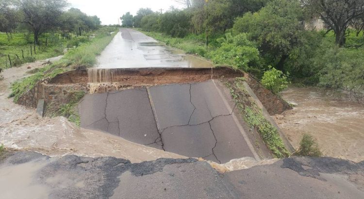 Se cae el puente Arroyo de Mata en Cuauhtémoc
