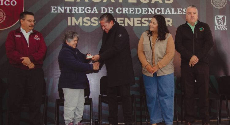 Entregan tarjetas del IMSS-Bienestar