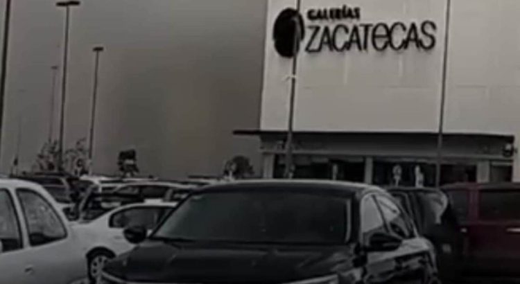 Incendio en centro comercial causa alarma