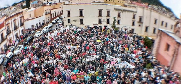 Protestan maestros contra reforma al Issstezac