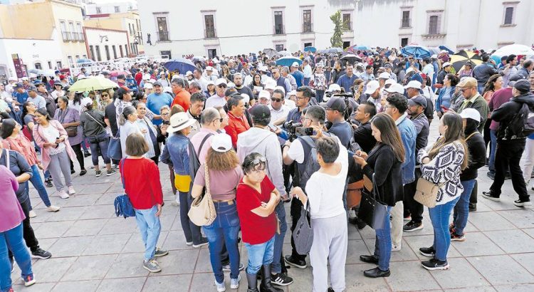 Se manifiestan sindicalizados en la Legislatura del Estado