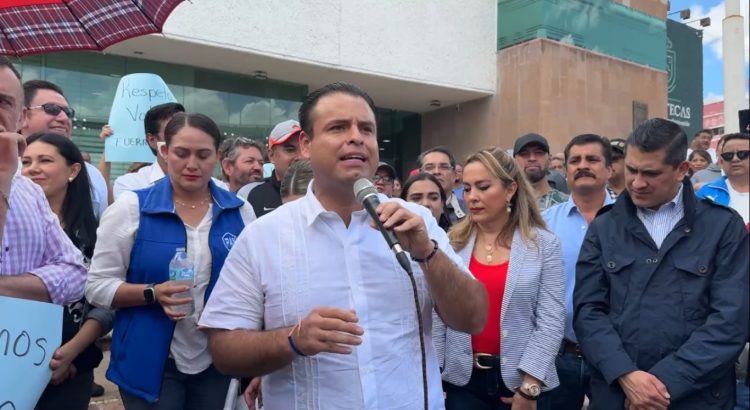 Miguel Varela cumple y se manifiesta en la presidencia de la capital