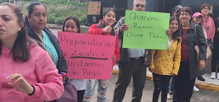 Protestan maestros en las instalaciones de la SEP