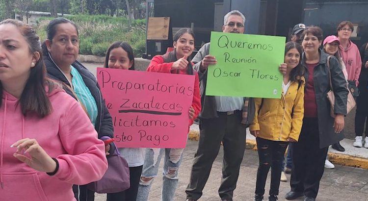 Protestan maestros en las instalaciones de la SEP