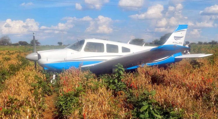 Aterriza de emergencia avioneta en Calera