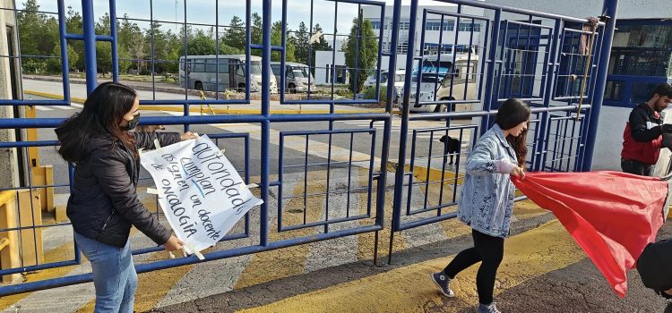 Después de dos horas de bloqueo, liberan el Campus Siglo XXI Después de dos horas de bloqueo, liberan el Campus Siglo XXI