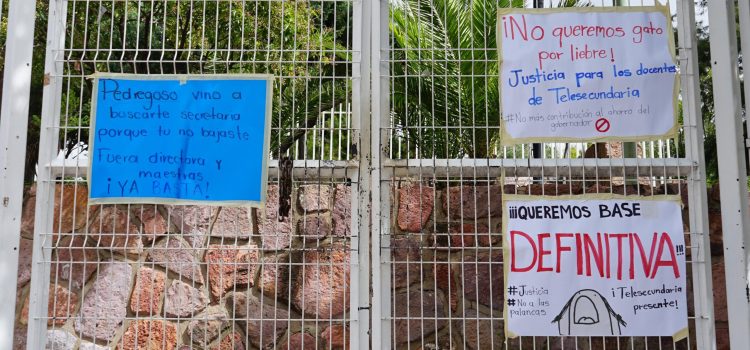Madres de familia y maestros toman la Secretaría de Educación