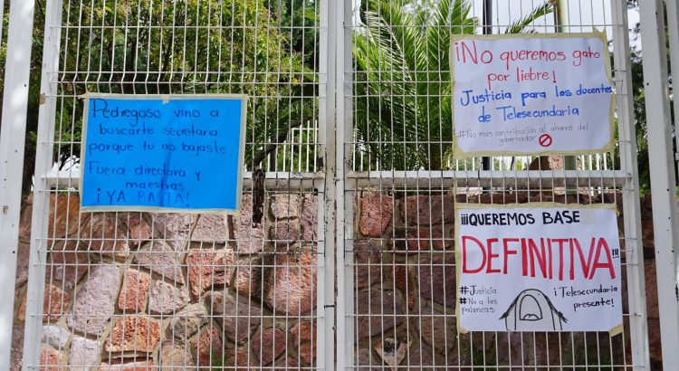 Madres de familia y maestros toman la Secretaría de Educación