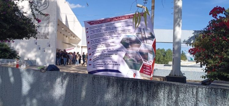 Integrantes del SPAUAZ toman edificio sindical