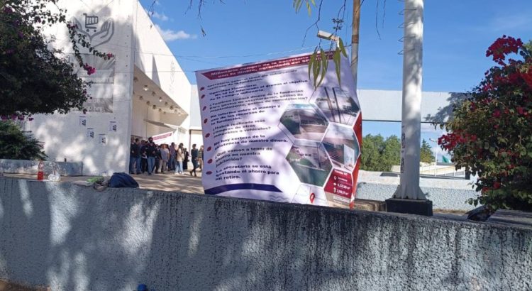 Integrantes del SPAUAZ toman edificio sindical