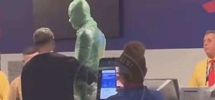 Se «emplayó» para viajar como equipaje en un aeropuerto de Miami Se «emplayó» para viajar como equipaje en un aeropuerto de Miami