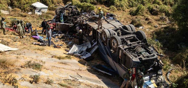 Actualizan a 19 el número fallecidos en accidente de autobús