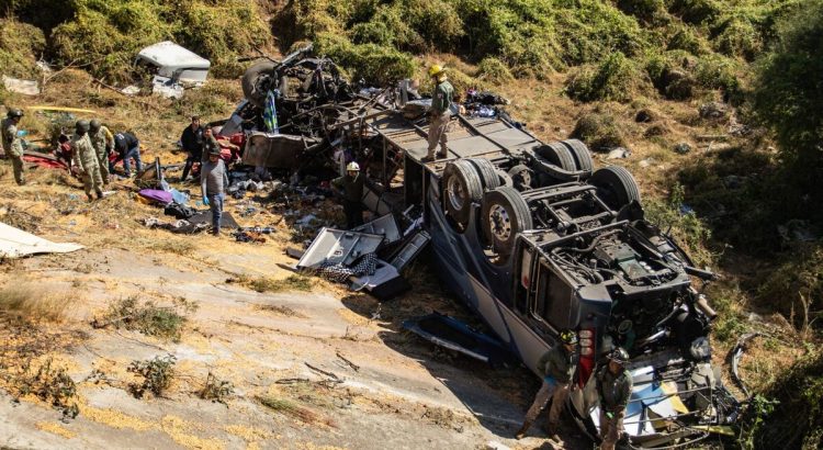 Actualizan a 19 el número fallecidos en accidente de autobús
