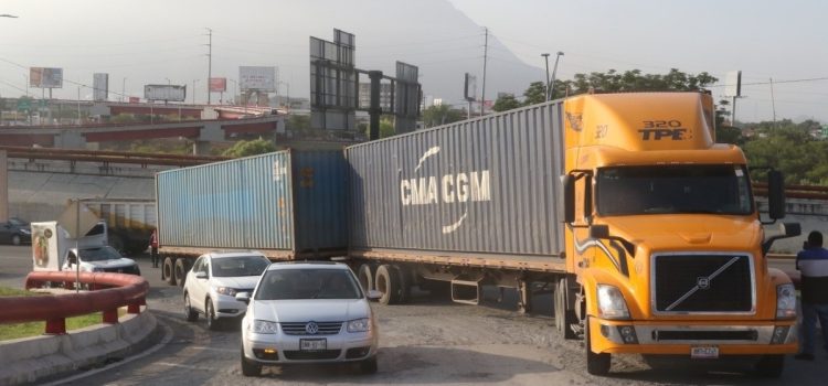 Buscarán prohibir circulación de doble remolque en carreteras federales