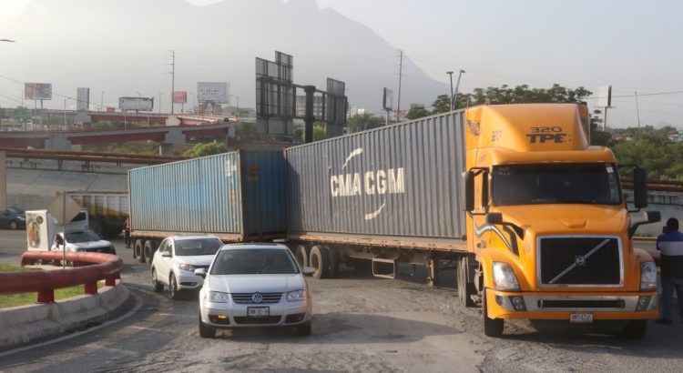 Buscarán prohibir circulación de doble remolque en carreteras federales