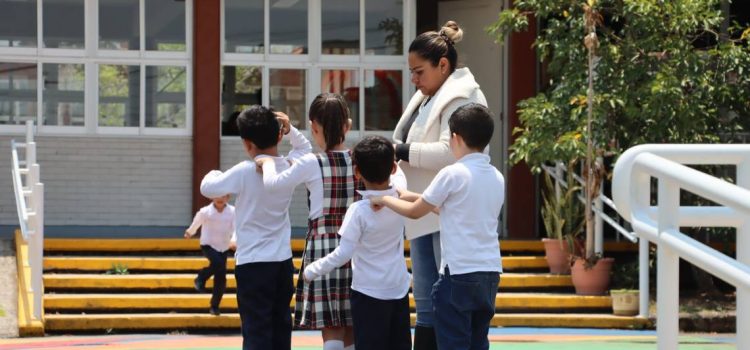 Alistan entrega de tarjetas para uniformes gratuitos