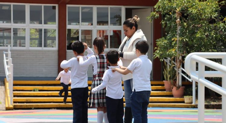 Alistan entrega de tarjetas para uniformes gratuitos