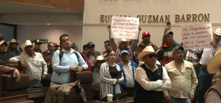 Productores irrumpen en el Congreso estatal