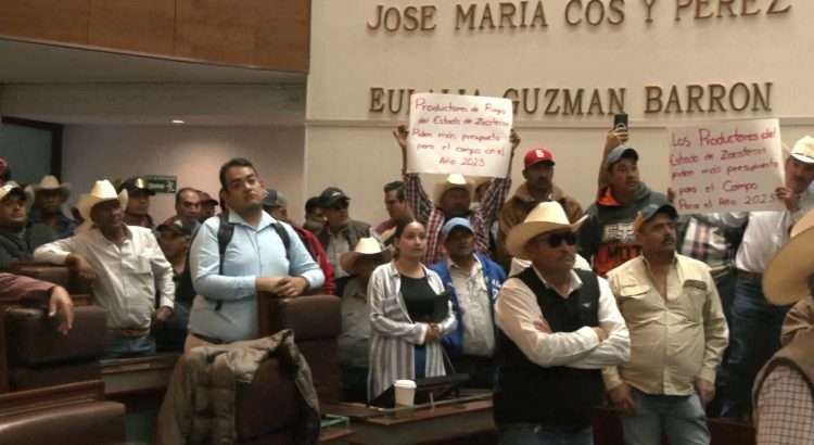 Productores irrumpen en el Congreso estatal
