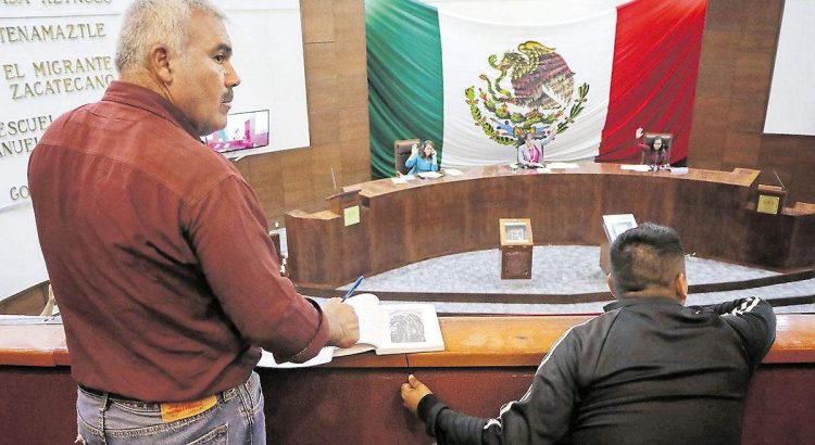 Más de 2 mil personas promueven amparos ante la reforma al Issstezac