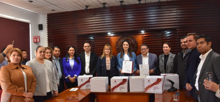 Entregan a la Legislatura Paquete Económico 2025