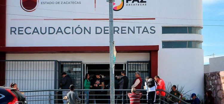Ciudadanos saturan oficinas en el primer día de recaudación del 2025