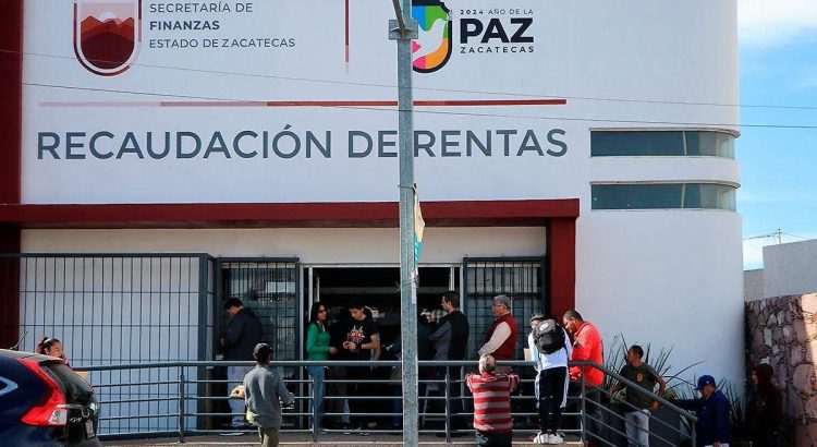 Ciudadanos saturan oficinas en el primer día de recaudación del 2025