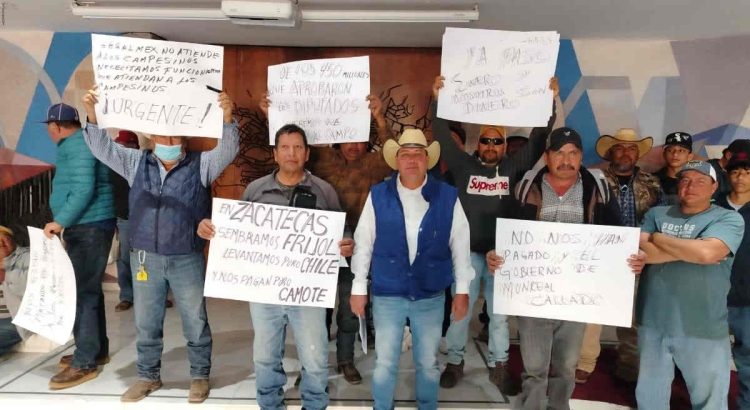 Productores de frijol se manifiestan en el Congreso del Estado