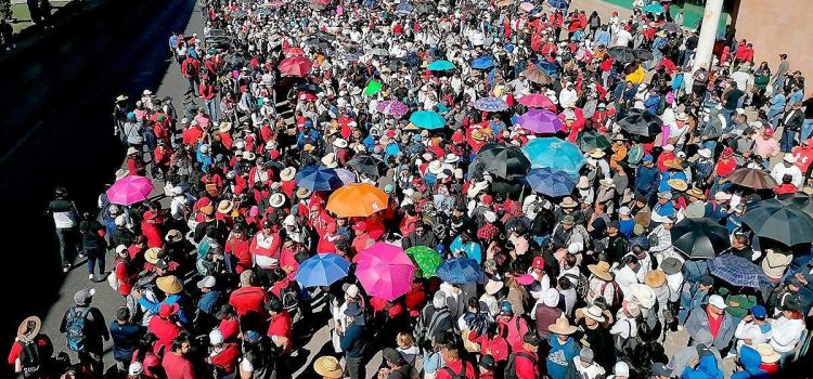 Maestros paralizan la capital del estado con su marcha