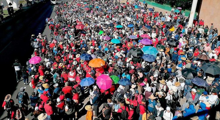 Maestros paralizan la capital del estado con su marcha
