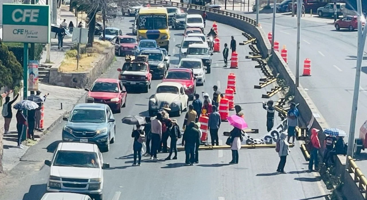 Maestros bloquean accesos y salidas de las principales ciudades del estado