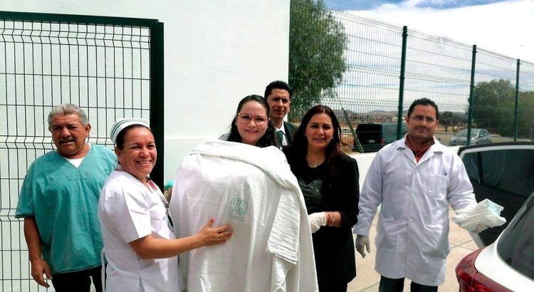 Mujer da a luz en el interior de auto del servicio Uber