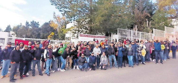 Continúan los bloqueos; SNTE mantiene su postura