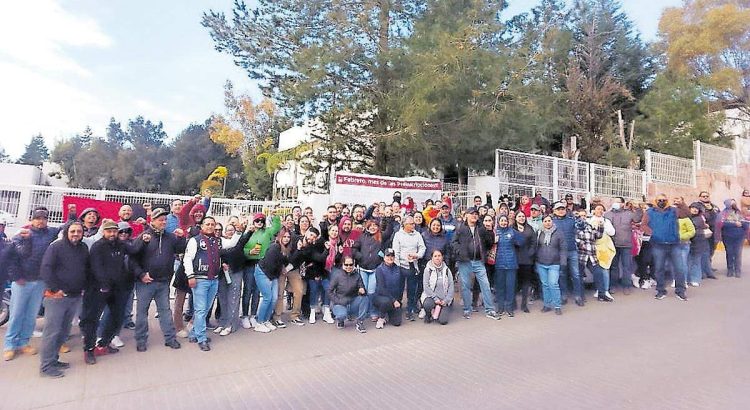 Continúan los bloqueos; SNTE mantiene su postura
